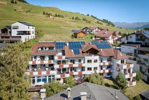 un grupo de edificios con paneles solares en sus techos en Hotel Garni Philipp, en Serfaus