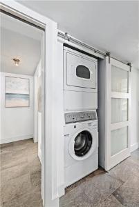 Una lavadora y secadora en una habitación con una pared en Luxury Three-Bedroom Oceanfront Residence With Panoramic Coastal Views, en Laguna Beach