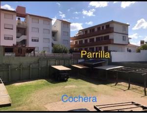 Blick auf einen Hof mit Gebäuden im Hintergrund in der Unterkunft Gesell130 in Villa Gesell