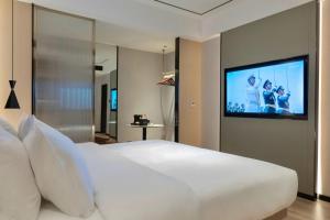 Una televisión o centro de entretenimiento en Huanman Hotel Ningyuan Shundi Plaza Branch