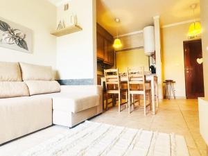 a living room with a couch and a kitchen at Casa da Serra - T1 - Penhas da Saúde in Penhas da Saúde