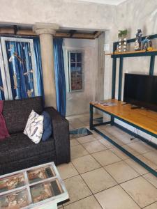 Μια τηλεόραση ή/και κέντρο ψυχαγωγίας στο Tweni Strandloper Cottage