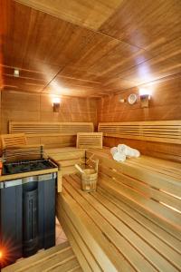 una sauna con paneles de madera y suelo de madera en Hotel Garni Philipp, en Serfaus