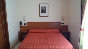 En eller flere senge i et værelse på Hotel Holiday House