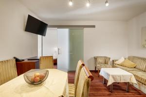 una sala de estar con una mesa y un sofá en Hotel Garni Philipp, en Serfaus