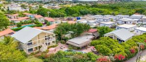 een luchtzicht op een dorp met huizen bij Wayaca Mini Resort in Willemstad