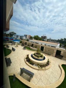 Blick auf einen Innenhof mit einer Bank und einem Gebäude in der Unterkunft The Grand Harmonia in Trofwi