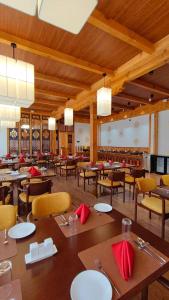 Un comedor con mesas y sillas en un restaurante. en Highland Glamping Luxury Dome tent, en Paro