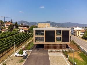 Cảnh núi rừng hoặc tầm nhìn ra núi từ căn hộ