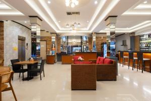 Un vestíbulo de un restaurante con mesas y sillas. en Baan KetKaew Patong, en Patong Beach