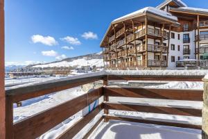 Cảnh núi rừng hoặc tầm nhìn ra núi từ căn hộ