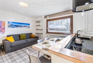 Khu vực ghế ngồi tại Hostdomus - Helsinki Suite