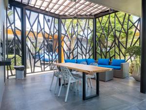 Sân trong/khu vực ngoài trời tại Peaceful 2br Villa Grand Park Shared Pool Gym