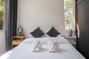 Giường trong phòng chung tại Peaceful 2br Villa Grand Park Shared Pool Gym +27 ảnh