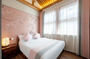 Ένα ή περισσότερα κρεβάτια σε δωμάτιο στο Peking Courtyard Qianmen +85 φωτογραφίες