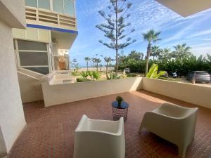 Appartement Vue Panoramique sur la siesta plage WELCOME STAY في المحمدية: شرفة مع كرسيين وإطلالة على المحيط