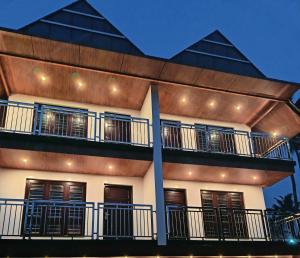 ein Gebäude mit Balkonen an der Seite in der Unterkunft Romance Resort Varkala in Varkala