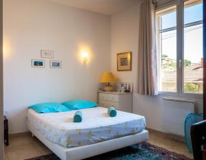 Postel nebo postele na pokoji v ubytování Maison de charme au coeur du vieux Hyères