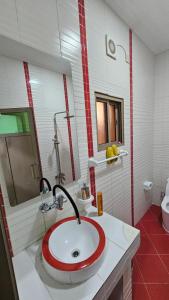 JurdābBig & Quiet Apartment的一间带红色和白色水槽的浴室 更多22张照片