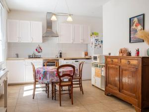 Kuchyň nebo kuchyňský kout v ubytování Maison de charme au coeur du vieux Hyères