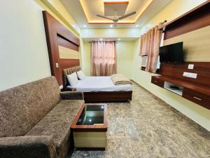 TV a/nebo společenská místnost v ubytování Hotel Anandam Residency