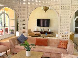 ein Wohnzimmer mit Sofa und Fernseher in der Unterkunft Palais Bohemia in El Rhechat
