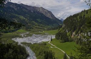 LaVida Peak Mountain Retreat in Frutigen في Wengi bei Frutigen: اطلاله على نهر في وادي مع جبال +17 صورة