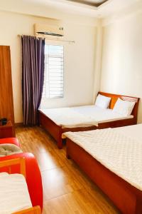 a room with two beds and a window at Bảo Anh Motel in Hải Dương