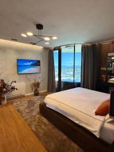 TV a/nebo společenská místnost v ubytování Domenéa Skyline Jacuzzi Retreat + 13 fotografií