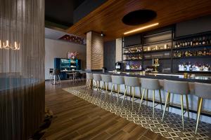 Un bar con una fila de sillas en un restaurante. en Archer Hotel Falls Church, en Fairfax