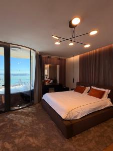 Postel nebo postele na pokoji v ubytování Domenéa Skyline Jacuzzi Retreat