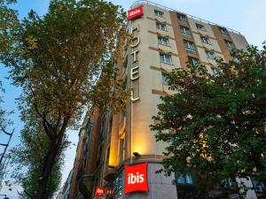Un edificio con un cartel al costado. en ibis Paris Avenue d'Italie 13ème, en París