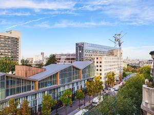 una vista de una ciudad con edificios altos en ibis Paris Avenue d'Italie 13ème, en París