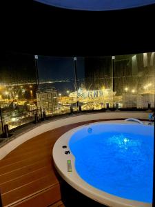 Bazén v ubytování Domenéa Skyline Jacuzzi Retreat nebo v jeho okolí