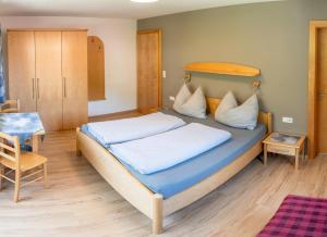 Ένα ή περισσότερα κρεβάτια σε δωμάτιο στο Gästehaus Wurm +60 φωτογραφίες