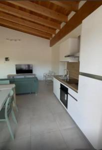 una cucina con un lavello e un piano di lavoro di Bed&BikeRome PAOLUCCI a Cesano