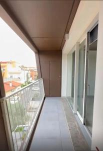 un balcone con vista su un edificio di Bed&BikeRome PAOLUCCI a Cesano Altre 2 foto