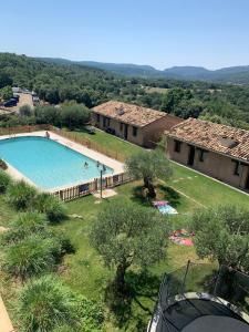 uitzicht op een zwembad in een tuin bij Apartahotel Valle de Rodellar in Rodellar