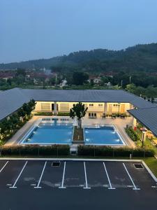 una vista panoramica su una piscina in un parcheggio di The Duta Loft a Bandar Puncak Alam