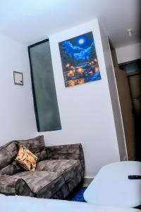 内罗毕Lunic Studio BNB的带沙发和镜子的客厅 更多8张照片