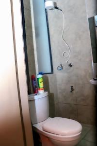 内罗毕Lunic Studio BNB的带马桶和淋浴的浴室