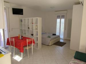 ein Schlafzimmer mit einem Tisch und einem Bett in einem Zimmer in der Unterkunft Appartamento l'Ulivo in Gradara