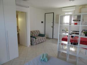 een woonkamer met een bank en een stoel bij Appartamento l'Ulivo in Gradara