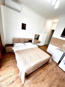 Un pat sau paturi într-o cameră la Квартира у моря Колхида +187 fotografii