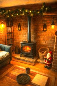 Ye Olde Cottage في كراولي: لوحة لغرفة المعيشة مع موقد