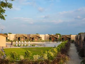 vista su un resort con parco di Vallora Retreat Jawai Luxuria By Moustache a Bera