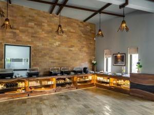 una grande camera con un muro di mattoni e un bancone di Vallora Retreat Jawai Luxuria By Moustache a Bera