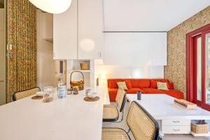 a kitchen and living room with a table and chairs at Casa Mora in Cerro Lago Maggiore