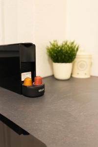 eine Küchenarbeitsplatte mit einer schwarzen Mikrowelle mit zwei Bedienelementen in der Unterkunft Gemütliches Wohnen in St Leon Rot in Sankt Leon-Rot