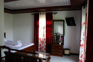 una camera da letto con un letto, uno specchio e una cassettiera di Wadula Resort a Nochchiyagama Altre 2 foto